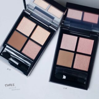 毎年たのしみにしているTHREEの限定色のアイシャドウ。今年の秋コレクションは静寂な“石”と優美な“花”から影響を受けたコスメが登場🌷アイシャドウは、大地に咲く花、そばに佇む鉱石といった自然の中にあるカラーを表現しているそう。  #THREE
スターゲージングアイシャドウクアッド
X05 EMBRACE DISCORDANCE
X06 DREAM OF DISCORDANCE
7月30日数量限定発売  パレット左上は
大小さまざまな
パールやラメが入っている“カラーヴェール”  右上は繊細な
パール入りの上質なツヤを叶える“サテン”  左下はやわらかな発色だけれども
重ねていくことで締め色としても
使いやすい質感“マット”  右下はまぶたに深みを与え、
輝度感がしっかりある“メタリック”  保湿力と密着感の高いオイルを使っていることで、
すべてしっとりとしたなめらかなテクスチャーが特徴🤍重ねても重ねても、パウダーの厚みや濁りを感じづらい仕上がりです  X05は花弁が持つみずみずしさと鉱石の華やかなあたたかみを表現したアーシーなオレンジパレット。
いい意味でオレンジが強すぎないので、普段オレンジ使わない方でも使いやすそうな色  X06はピンクパレット。大理石のニュアンス、いろんな花々を感じさせる、
モーヴピンクが主役です  限定なので、ぜひぜひチェックしてみてください🤍  #THREE限定色#THREE秋2025#スターゲージングアイシャドウクアッド#スターゲージングアイシャドウクアッドx05#スターゲージングアイシャドウクアッドx06
@threecosmetics