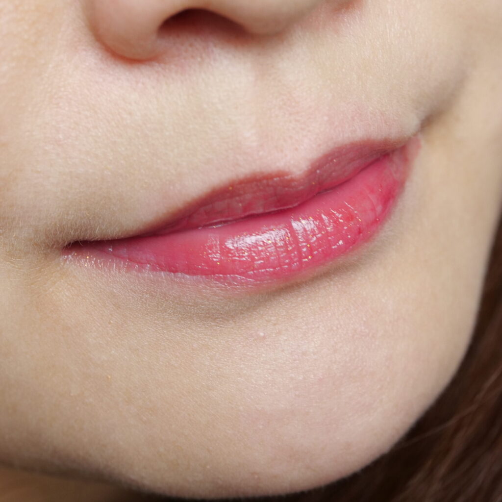 オペラリップティント408を塗っている状態